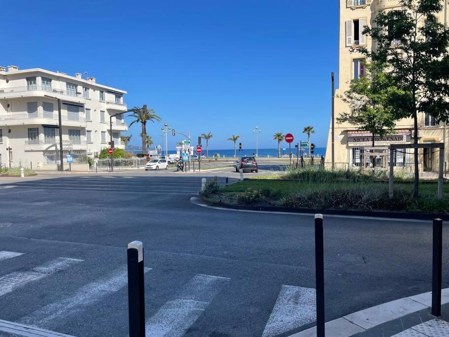 A Deux Pas De La
